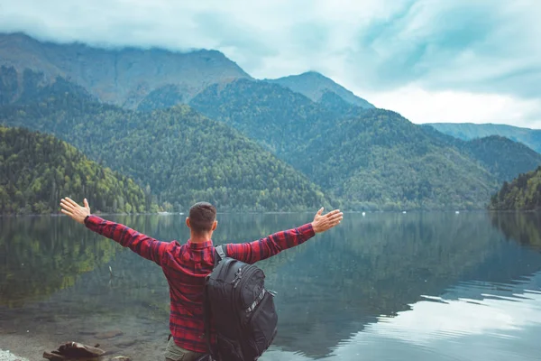 Homem caminhar junto ao lago — Fotografia de Stock