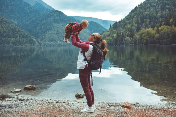 Maman et fils marchent au bord du lac — Photo