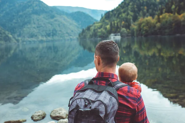 Papá e hijo caminan por el lago — Foto de Stock