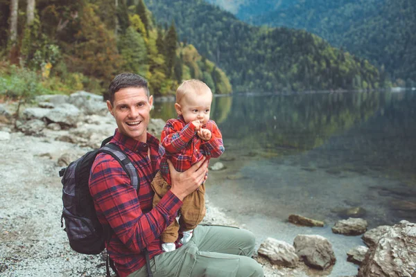 Papá e hijo caminan por el lago — Foto de Stock