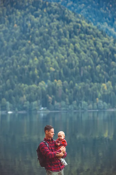 Papá e hijo caminan por el lago — Foto de Stock