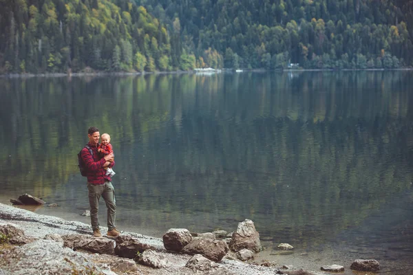 Papa et fils marchent au bord du lac — Photo