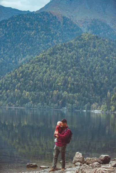 Papa et fils marchent au bord du lac — Photo