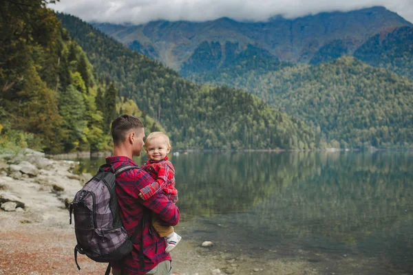 Papa et fils marchent au bord du lac — Photo