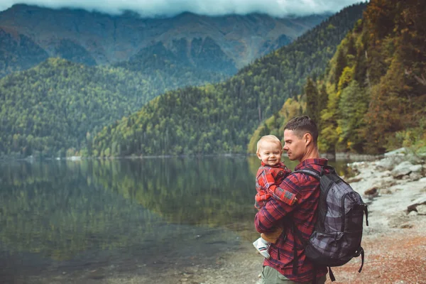 Papá e hijo caminan por el lago — Foto de Stock