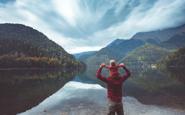 Pai e filho caminham junto ao lago — Fotografia de Stock