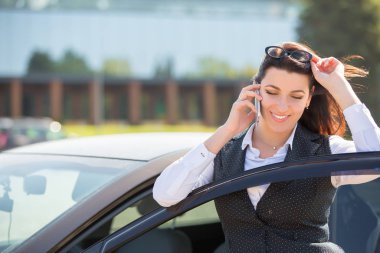 İş kadını arabasında.