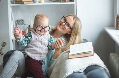 Bir kadın ve oğlu okuyorlar.