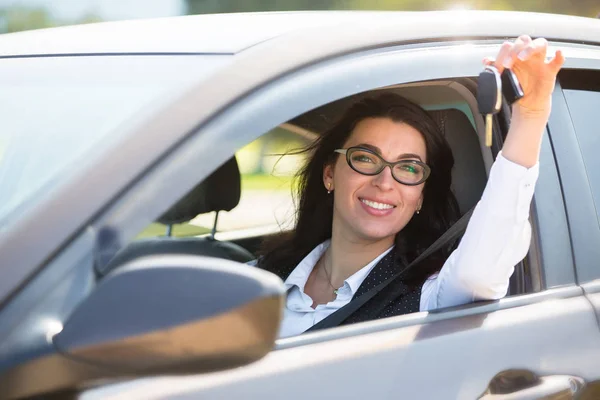 Bizneswoman w samochodzie — Zdjęcie stockowe