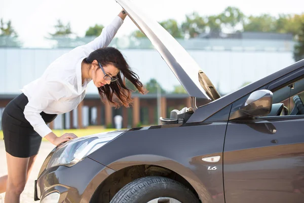 Una mujer cerca de un coche roto — Foto de Stock