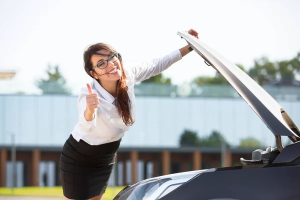 Una mujer cerca de un coche roto — Foto de Stock