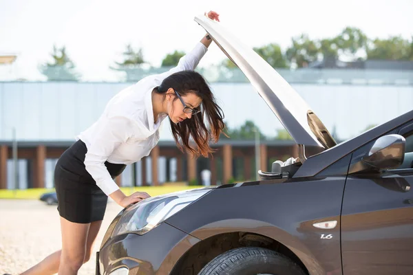 Una mujer cerca de un coche roto — Foto de Stock