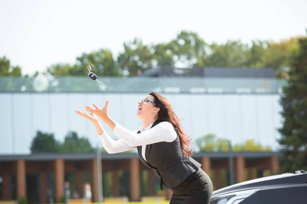 Femme d'affaires dans sa voiture — Photo