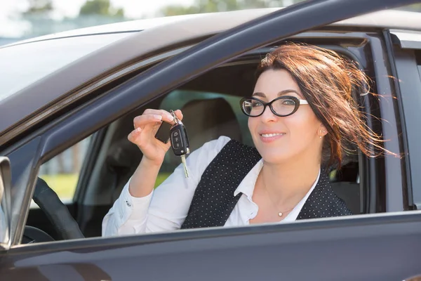 Geschäftsfrau in ihrem Auto — Stockfoto