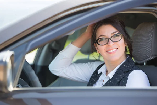 Affärskvinna i bilen — Stockfoto