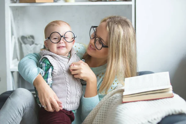 Kobieta i jej syn czytają. — Zdjęcie stockowe