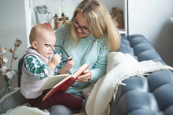 Kobieta i jej syn czytają. — Zdjęcie stockowe