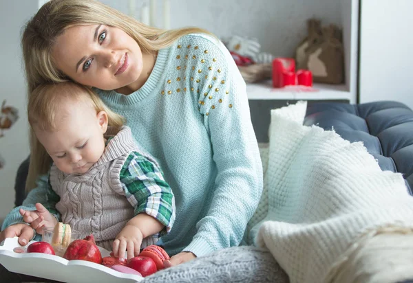 Una giovane madre con suo figlio in salotto — Foto Stock