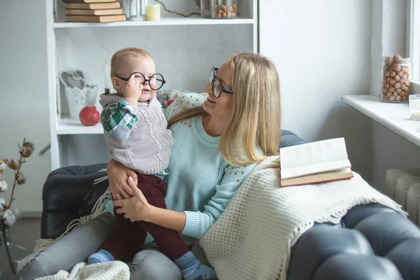 Kobieta i jej syn czytają. — Zdjęcie stockowe