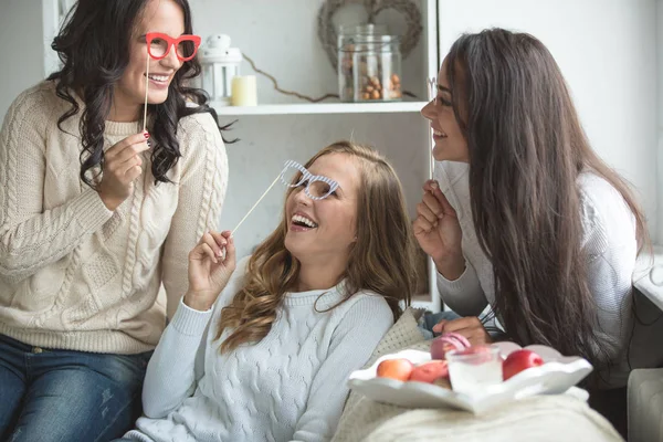 Three friends in a cozy living room — 스톡 사진