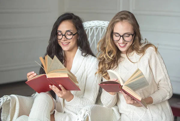 Mädchen mit Brille lesen Bücher — Stockfoto