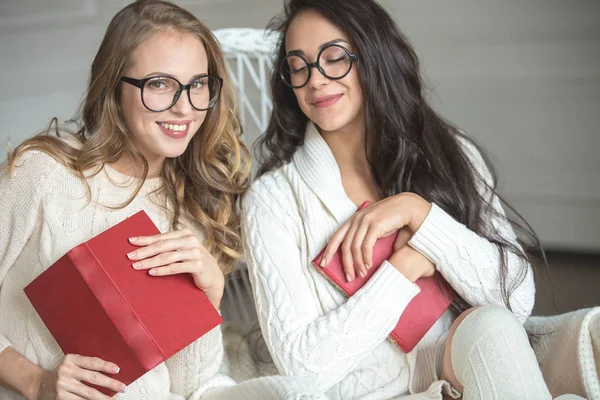 Girls with glasses read books — 스톡 사진