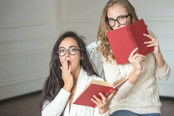 Meninas com óculos ler livros — Fotografia de Stock