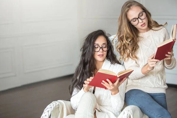 Meninas com óculos ler livros — Fotografia de Stock