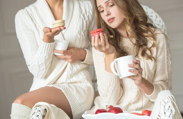 Mädchen im Stuhl mit einer Tasse — Stockfoto