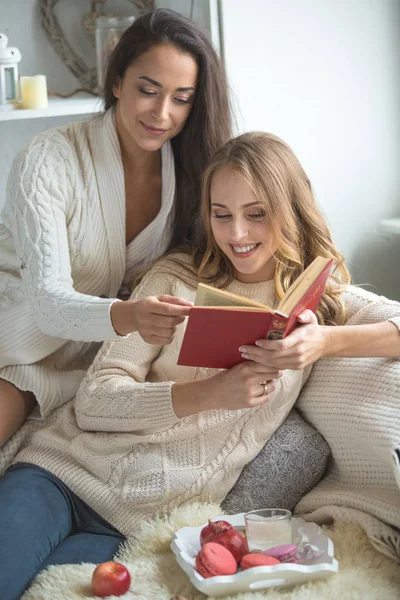 Mädchen auf der Couch mit dem Buch — Stockfoto