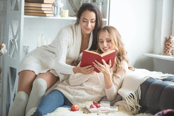 Mädchen auf der Couch mit dem Buch — Stockfoto