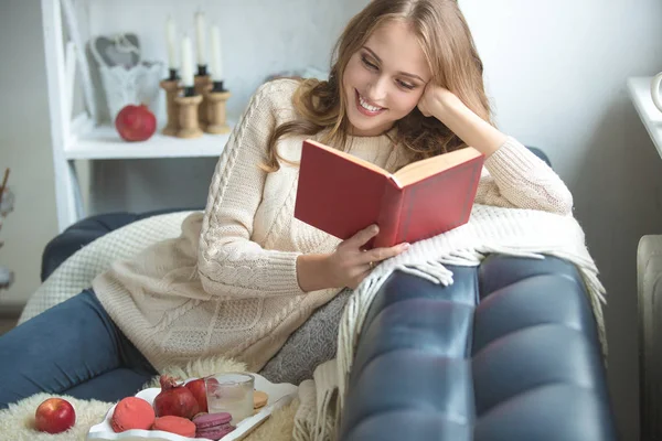 Mädchen auf der Couch mit einer Tasse Heißgetränk — Stockfoto