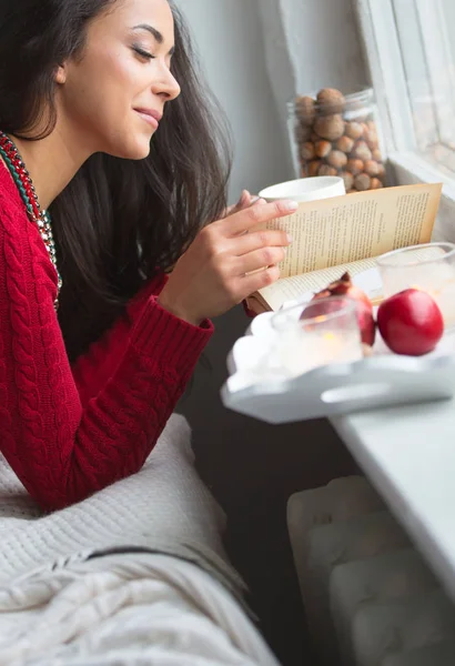 Mädchen auf der Couch mit einer Tasse Heißgetränk — Stockfoto