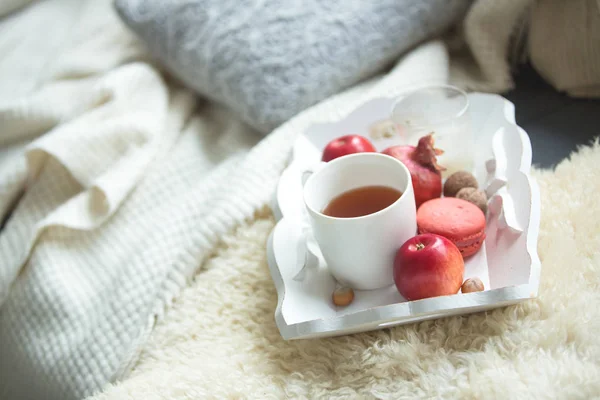 Een dienblad met fruit en een kopje thee — Stockfoto