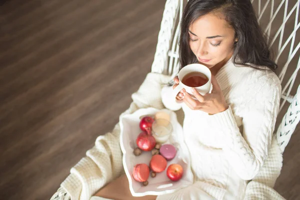 Mädchen im Stuhl mit einer Tasse — Stockfoto