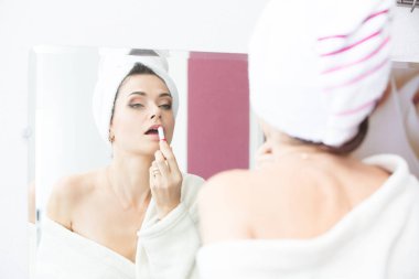 güzel bir kadın yapmak yapıyor