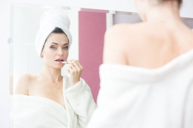 güzel bir kadın yapmak yapıyor