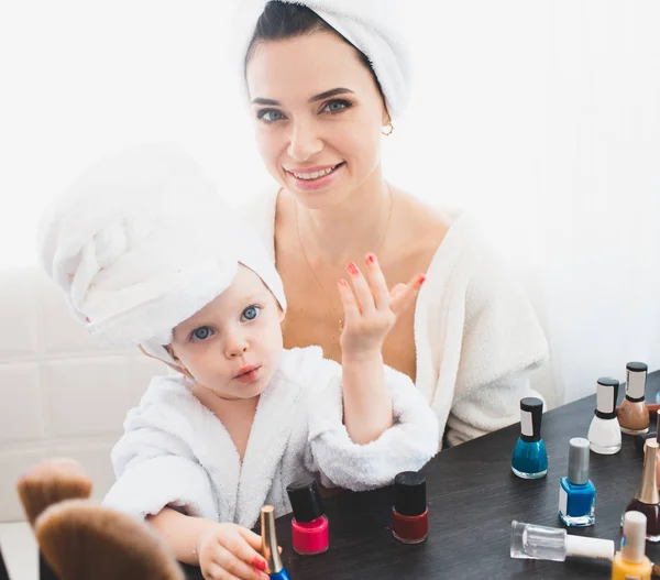Piękna kobieta i jej córka robią manicure — Zdjęcie stockowe