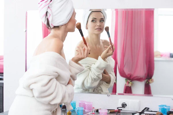 Hermosa mujer haciendo maquillaje —  Fotos de Stock