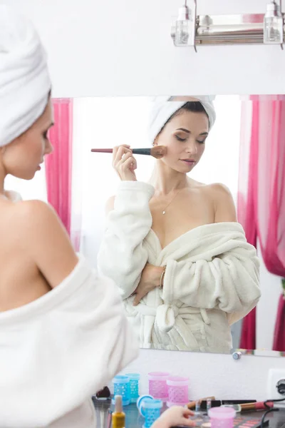 Hermosa mujer haciendo maquillaje —  Fotos de Stock