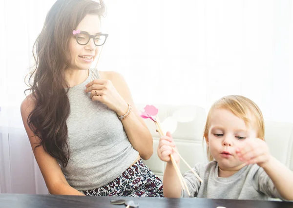 Mutter und Tochter mit Papierzubehör. — Stockfoto