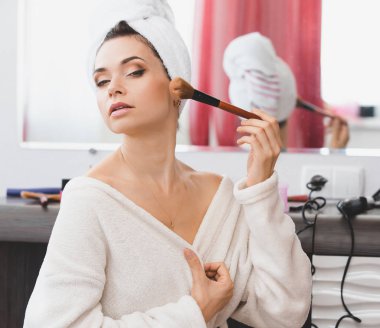 güzel bir kadın yapmak yapıyor