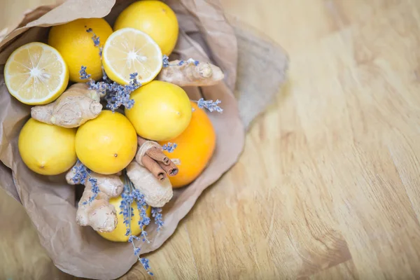 Bouquet of lemons and lavender — Stock Photo, Image