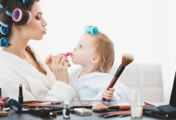 Hermosa mujer y su hija haciendo maquillaje —  Fotos de Stock