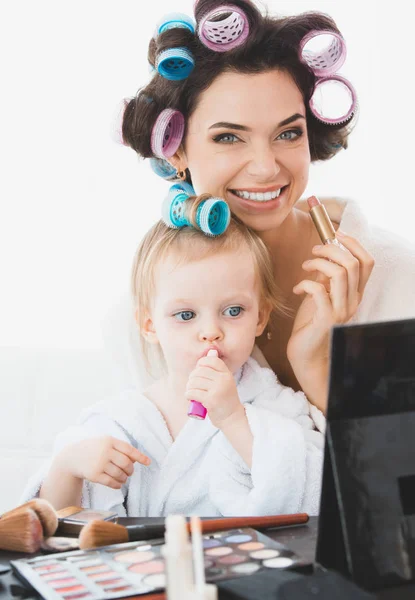 Belle femme et sa fille faisant maquillage — Photo