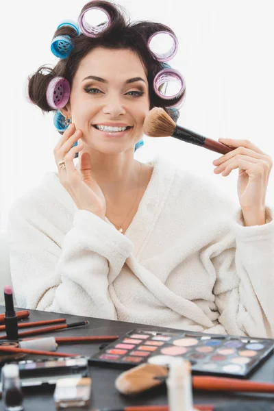 Gyönyörű nő csinál make up — Stock Fotó