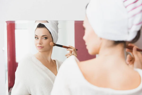 Beautiful woman doing make up — Stock Photo, Image