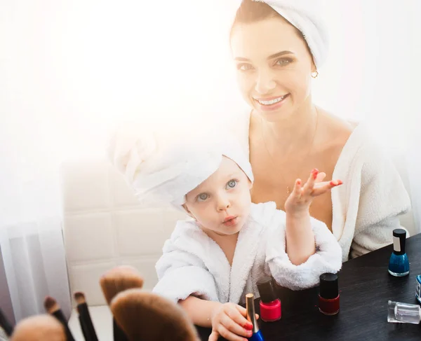 Belle femme et sa fille faisant manucure — Photo