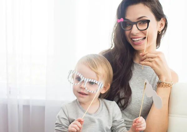 Mutter und Tochter mit Papierzubehör. — Stockfoto