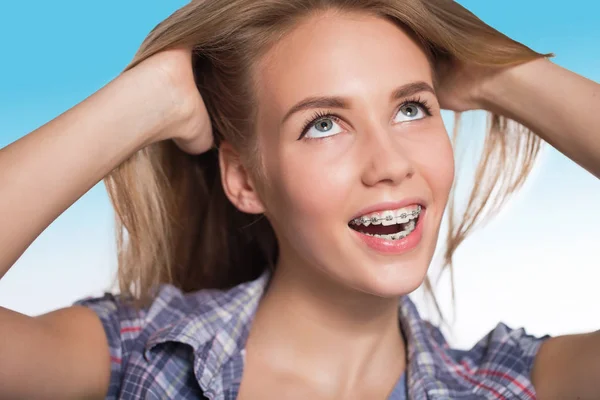 十几岁的女孩显示牙齿矫正的肖像. — 图库照片